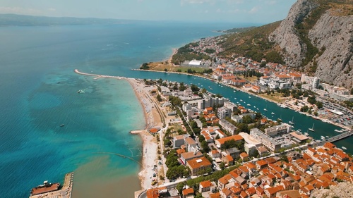 Omiš: Eine Geschichte über Piraten, Abenteuer und Schönheit an der dalmatinischen Küste